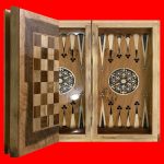 غرق در اصالت، زیبایی و مقاومت با تخته نرد و شطرنج چوب گردو لبه گرد رزینی طرح ۲